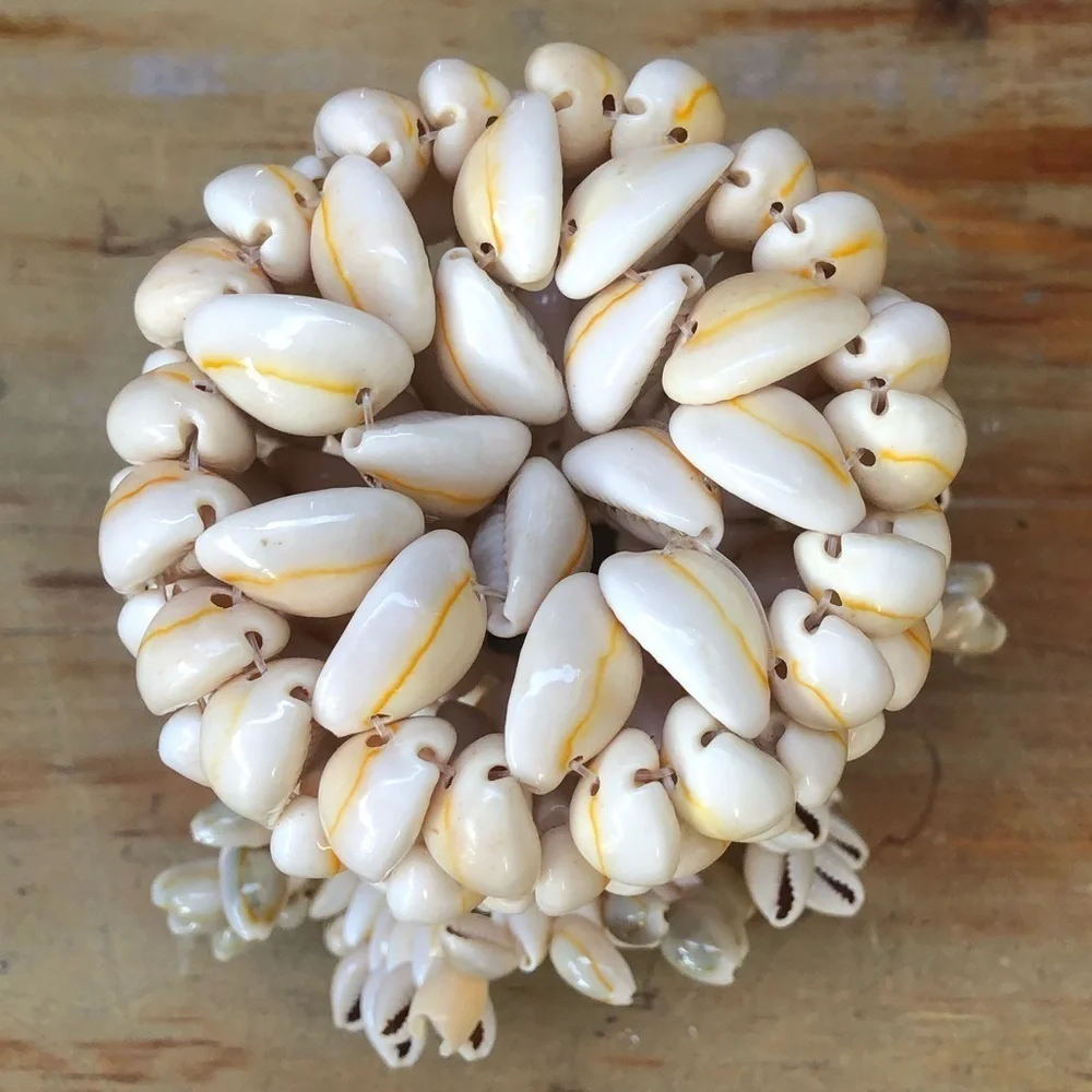 Vintage Mid Century Handmade Sea Shell Art Cowrie Shell Ruffled Edge 7" Vase - Picture 7 of 7